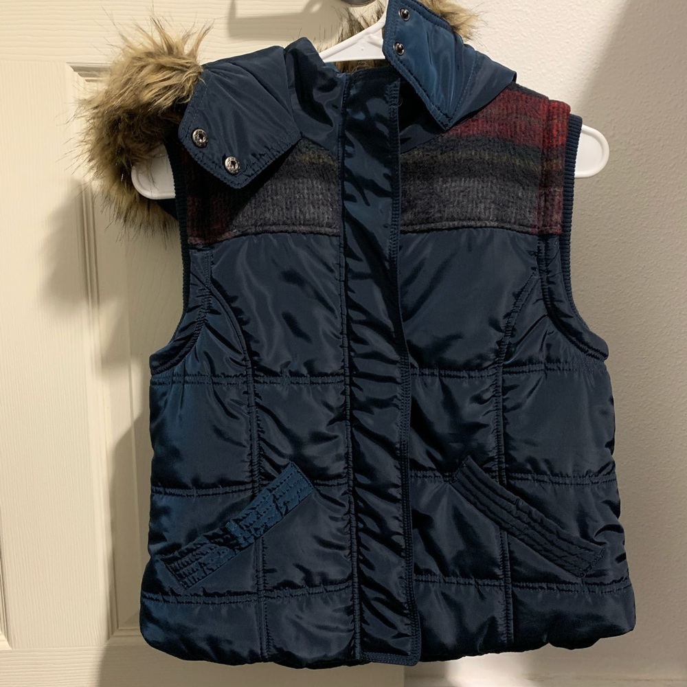 Puffer vest with hood
